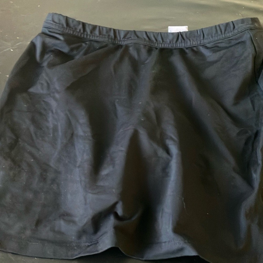 FINAL MARKDOWN Ladies tail skort medium
